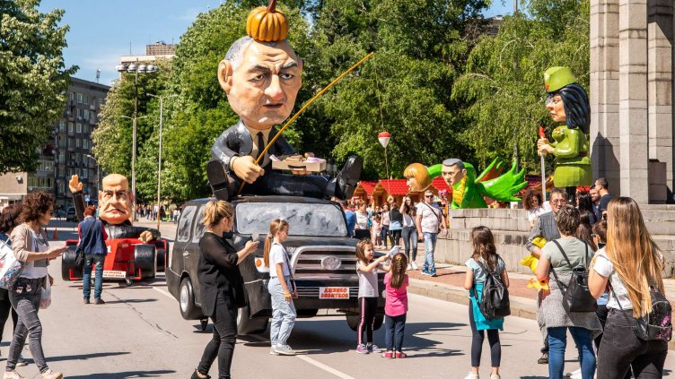 Дори Мъск изпрати сателитите си на карнавал в Габрово