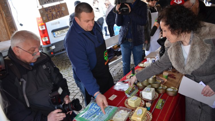 Министър Танева откри Великденски пазар с БГ продукти