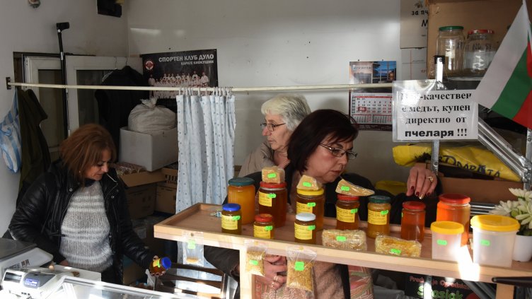 Агенцията по храните във Варна проверява меда по магaзините (СНИМКИ)