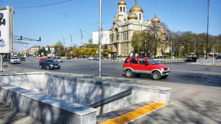 Поставят силиконови  плочки за слепи на три подлеза във Варна(Снимки)