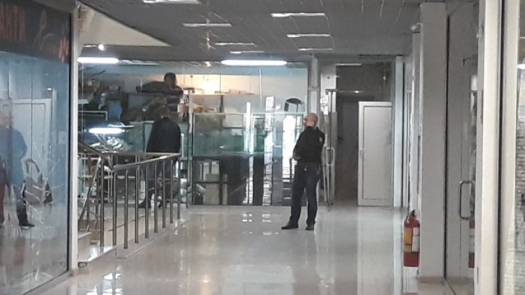 Змия избяга от зоомагазин в МОЛ-а (СНИМКИ)