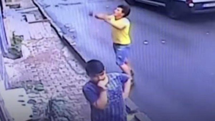 Уникален късмет: Случаен минувач хвана падащо от втория етаж дете (ВИДЕО)