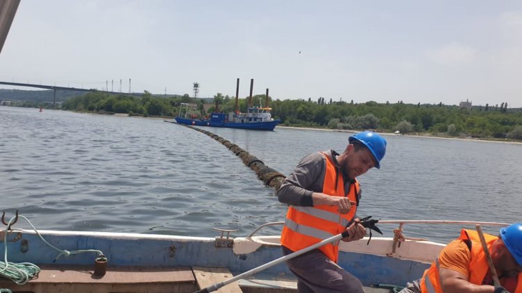 Портних: 14 души ремонтират авариралия тръбопровод във Варненското езеро