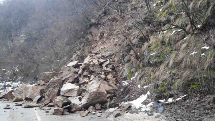 Пътят София - Самоков затворен заради свлачище