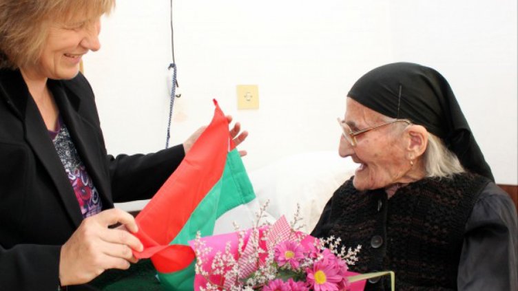 Столетничката баба Мита: Още съм с акъла си!