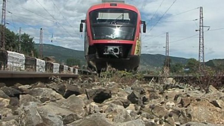 Микробус се натресе във влак на прелез