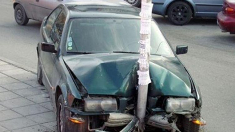Автомобил се заби в електрически стълб