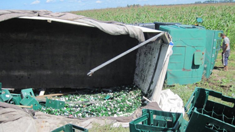 Украинци разграбиха аварирал камион с бира