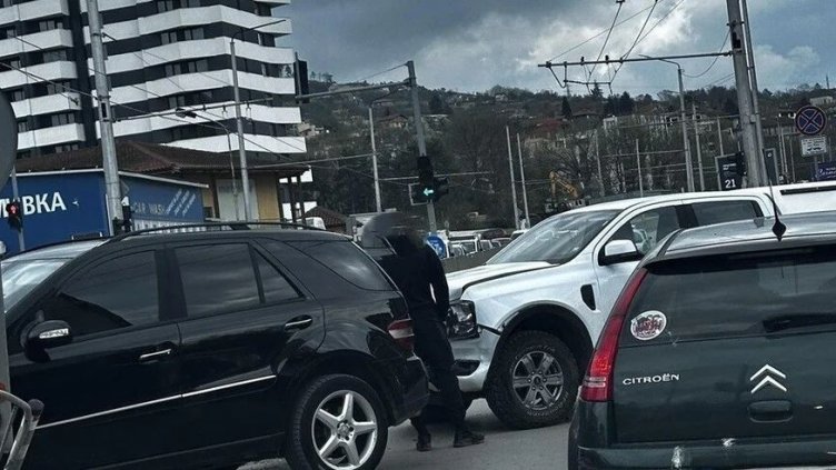 Катастрофа затруднява движението по бул. "Трети март" във Варна
