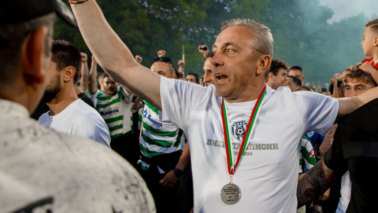 Министърът на отбраната награждава треньора на Черно море