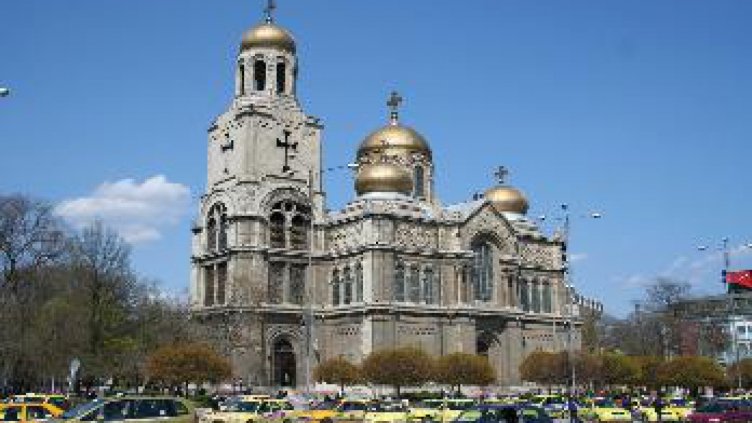 Затварят за около час движението в центъра 