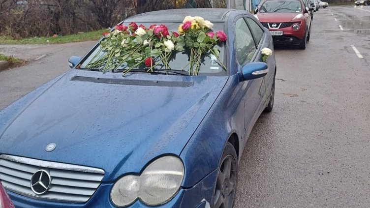 Погребение или романтично обяснение? Странен жест учуди столичани