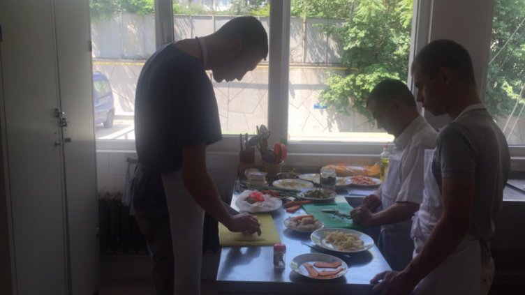 Младежи с увреждания придобиха кулинарни умения