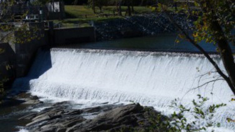 10 язовира преливат, свлачища затрудняват движението