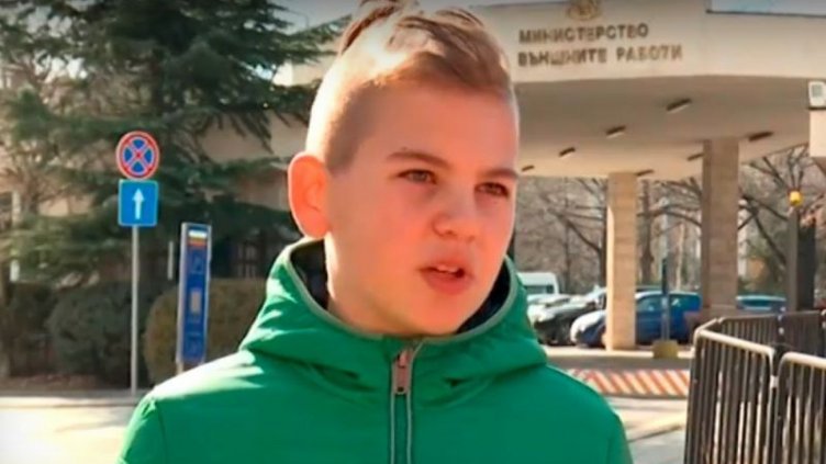 12-годишен на протест пред МВнР, иска помощ за баща си