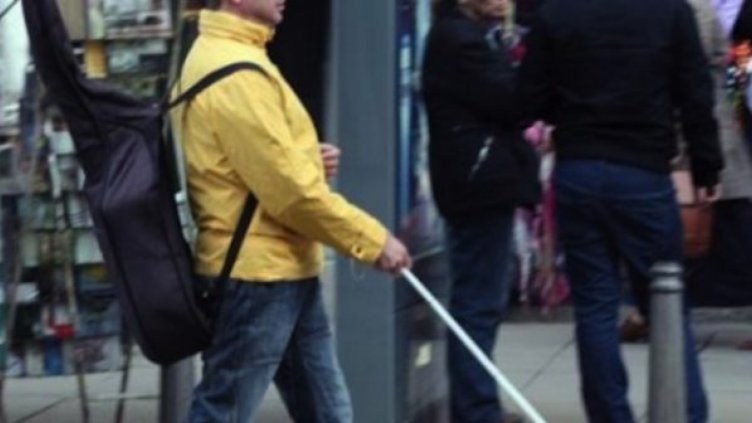 Крадци обраха два пъти сляпо момче