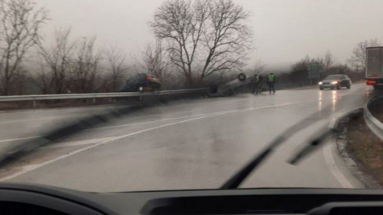 Разлив на дизелово гориво на пътя София - Варна предизвика три катастрофи