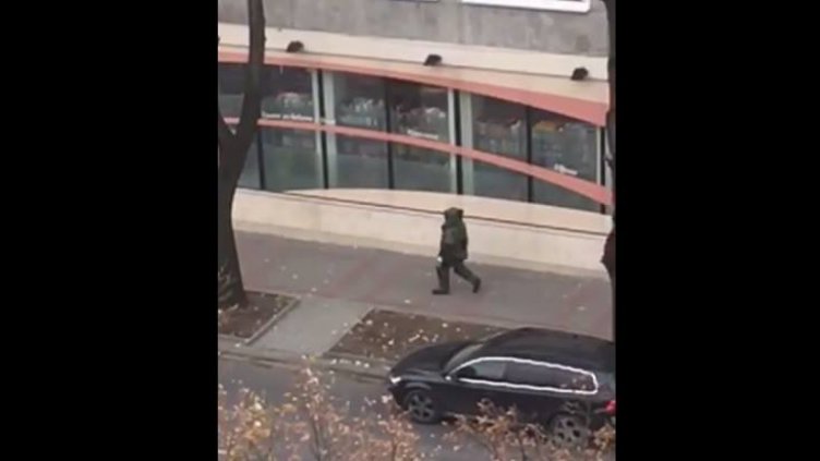 Сапьор обезврежда съмнителен пакет до съда във Варна (ВИДЕО)