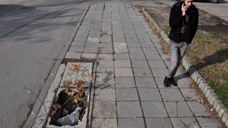 Опасна дупка дебне пешеходци на "Македония"