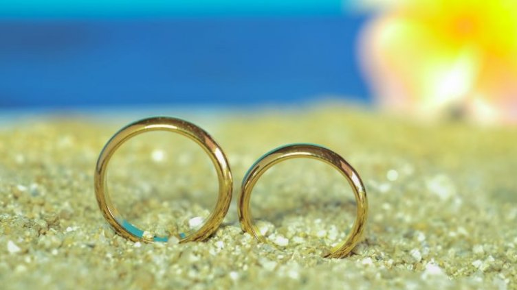 Чудо на "Смокиня": Морето съжали младоженци, върна халката на мъж!