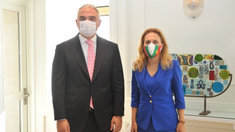 Вицепремиерът Николова: Границите на Балканите да останат отворени за туризъм