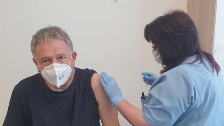 Поставиха ваксина и на служебния здравен министър