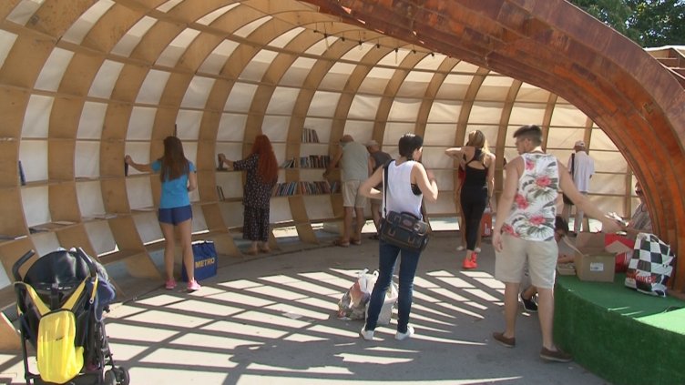 Съживиха уличната библиотека „Рапана“ във Варна