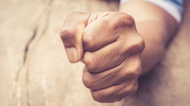 Във „Възраждане“ пребиха мъж за огънче за цигара 