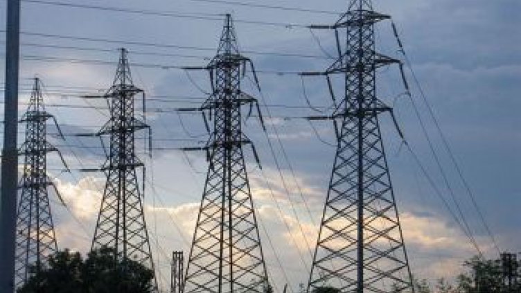 Млад мъж загина, ударен от ток при ремонт