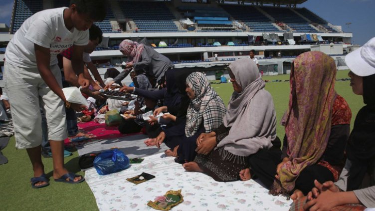 Гърция държи 20 000 мигранти на границата с България