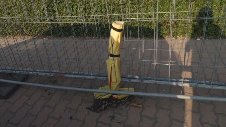 Уличен стълб потроши кола пред хотел