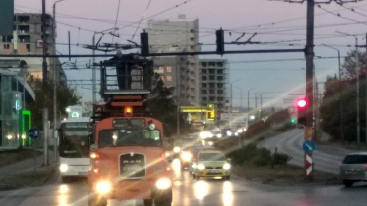 Тролейбусни жици се стовариха върху автобус във Варна