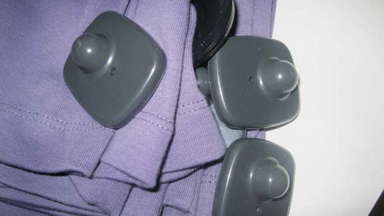 Тийнейджъри крадат дрехи с харддиск