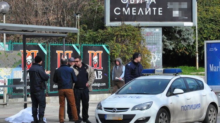 Пенсионер почина, докато чака автобуса