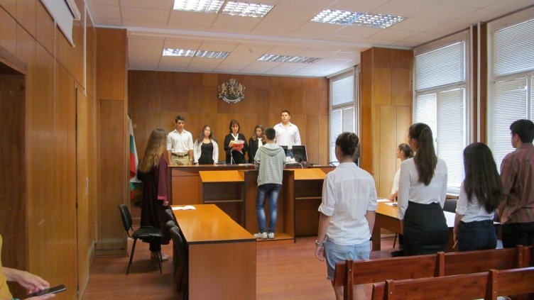 Варненски ученици ръководят дела в Окръжния съд