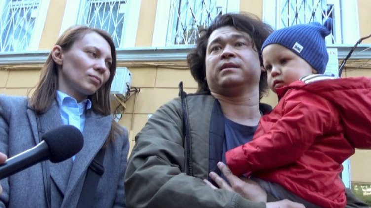 Руските власти отнемат бебето на двойка, завели го на протест