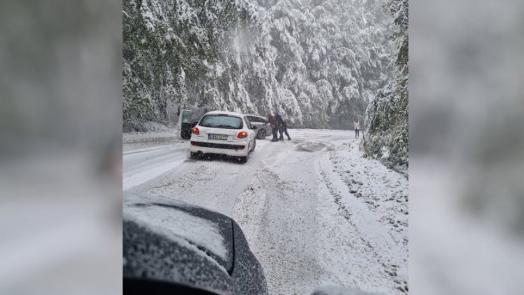 Първият сняг блокира прохода "Петрохан" (ВИДЕО)