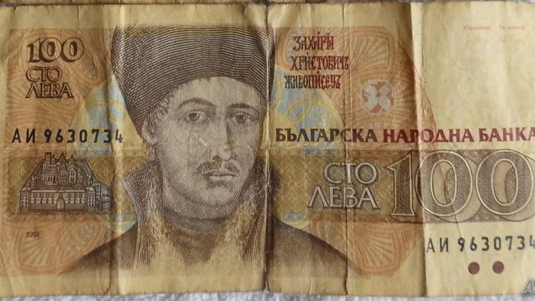 Задържаха измамник, пробутал стари столевки на чужденец във Варна