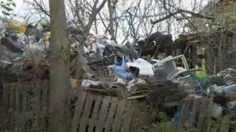 Тополи пропищяха от боклуци, трупани в частен имот (ВИДЕО)