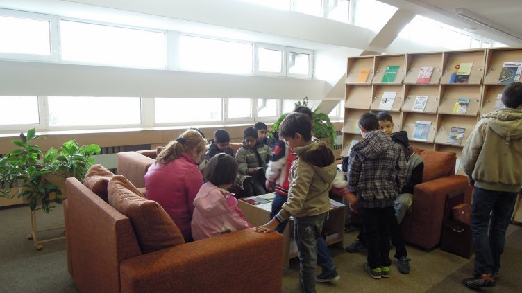 Изоставени деца посетиха библиотека за деня на народните будители