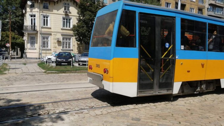 Трамвай уби на място жена на площад "Македония"