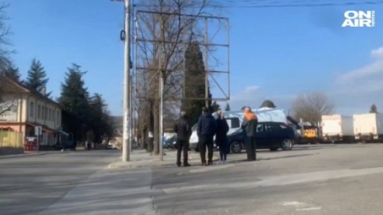 Безхаберие! Рамка за билбoрд eдвa нe уби дeтe на тротинетка в Блaгoeвгрaд