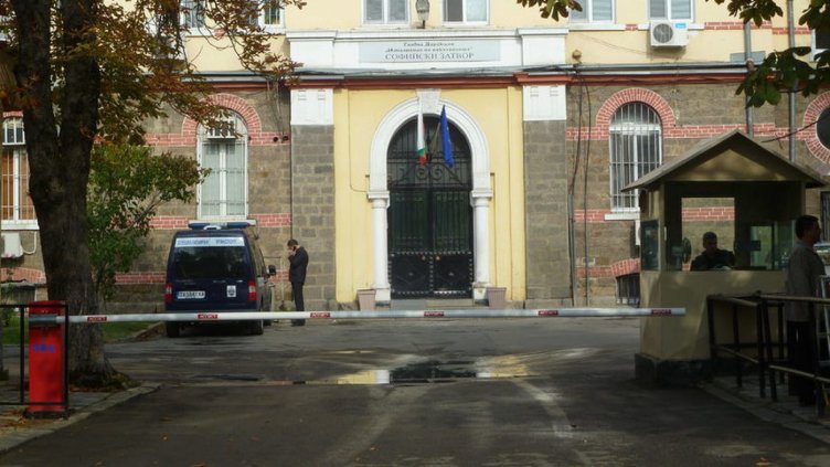 Надзирателите на протест, искат пари
