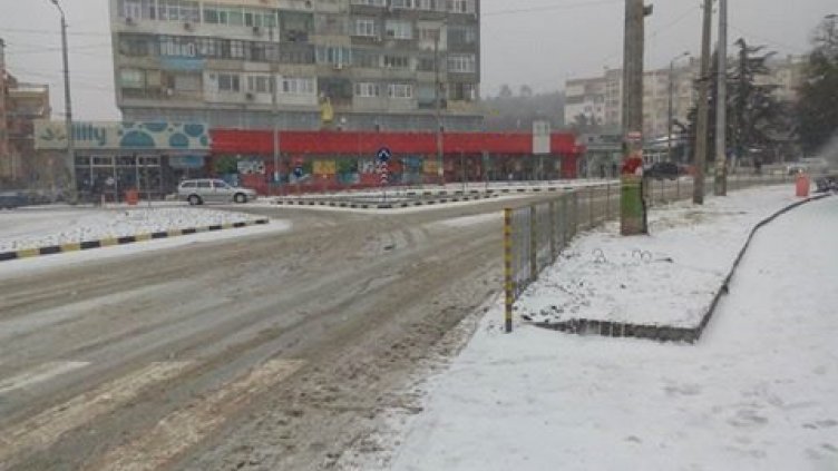 Почистват се основните булеварди и в Аспарухово