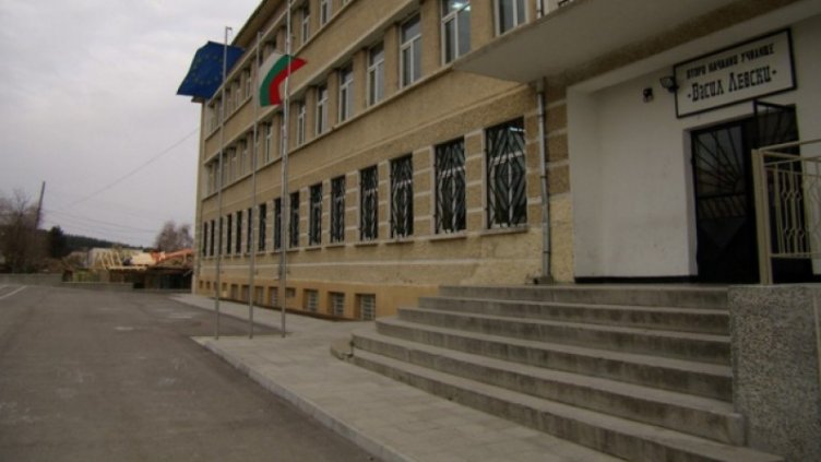 Директор на училище в Омуртаг загуби битката с COVID-19