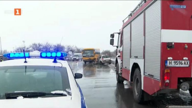 Кола се удари в ученически автобус