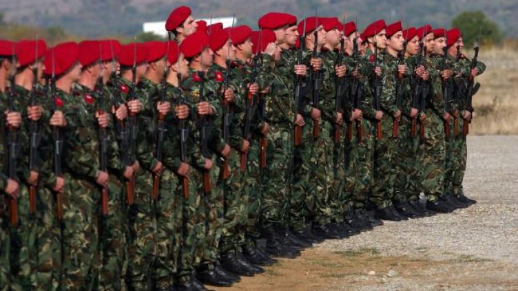 Шест хиляди военни напускат армията, ако им орежат социалните