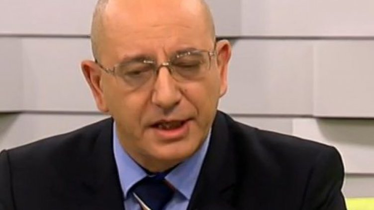 Ревизоро раздава контрабандни мартеници в ефир