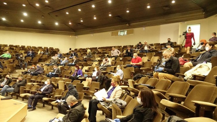 Общинският съвет във Варна заседава извънредно днес