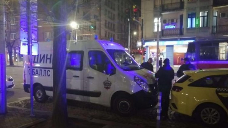 Таксито или линейката: Кой е виновен за катастрофата с Арабаджиеви?